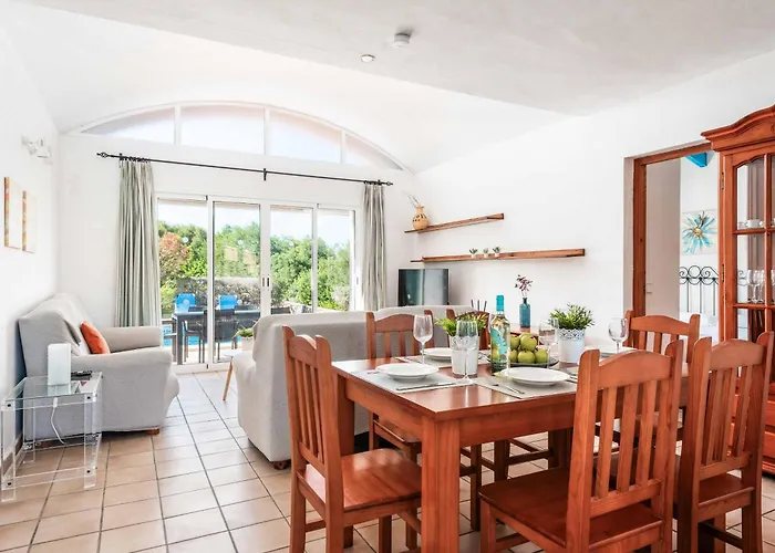 Laura 245 וילה אלאיור