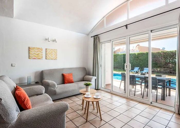 Laura 245 וילה אלאיור